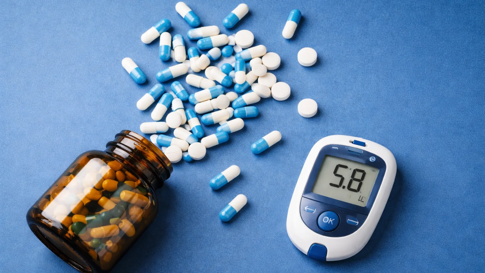 Tabletten und Kapseln neben einem digitalen Messgerät zur Veranschaulichung der Abgrenzung zwischen Arzneimittel und Medizinprodukt