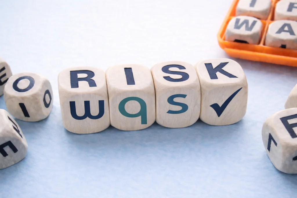 Die Risikoklassifizierung und das Risikomanagement nach ISO 13485 von Medizinprodukten sind zentrale Schritte im Zulassungsprozess und beschreiben die Einordnung eines Medizinprodukts nach dem Gefährdungspotenzial für Patient:innen und Anwender:innen.