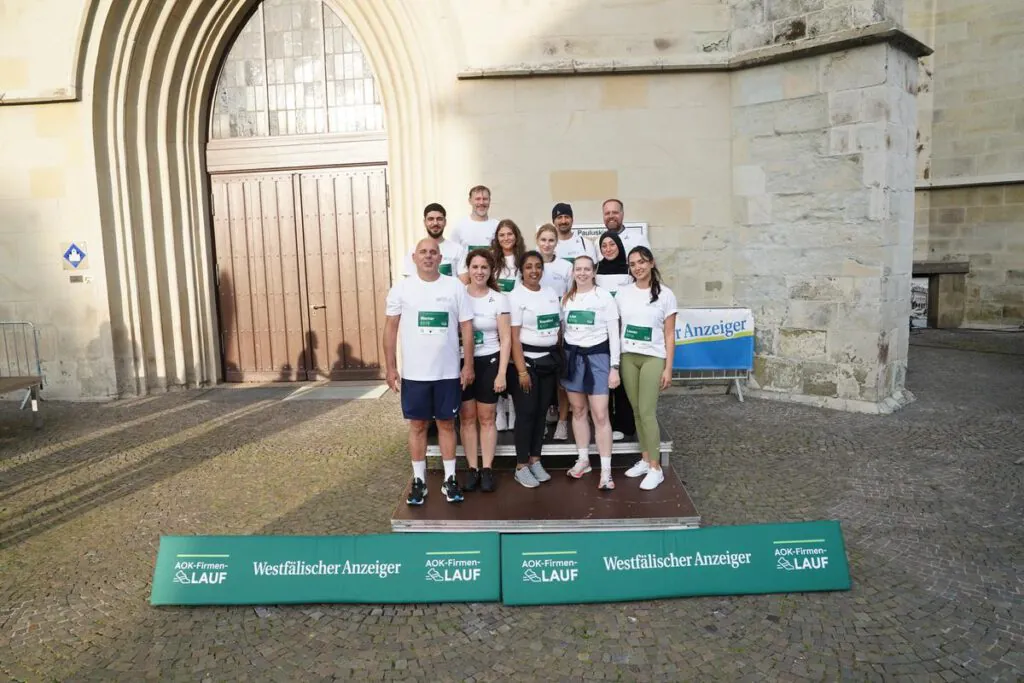 Vom Schreibtisch direkt an die Startlinie: das WQS-Team beim AOK-Firmenlauf in Hamm 2026. Ein Abend über Teamgeist.